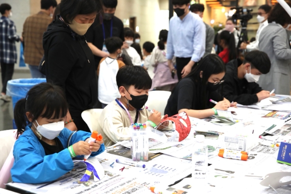 아이들이 아트지움(아트나라)에서 가면 만들기를 하고 있다.