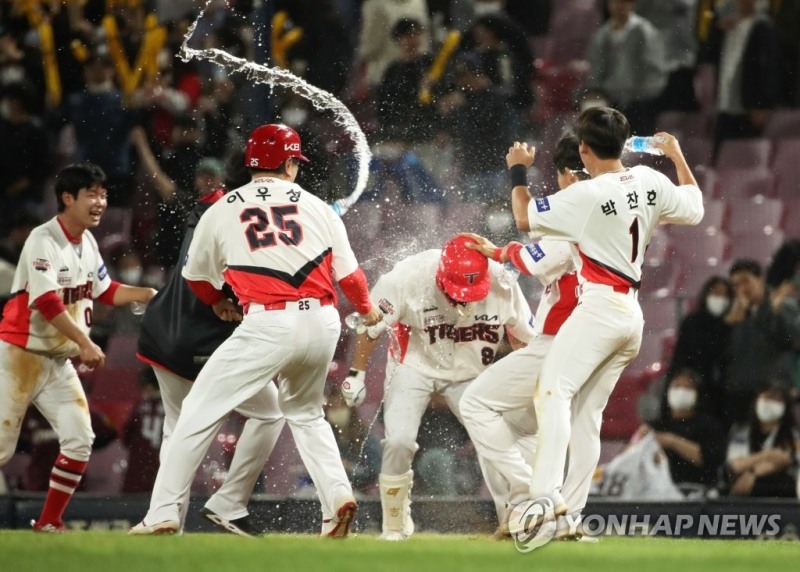 (광주=연합뉴스) 4일 광주기아챔피언스필드에서 열린 프로야구 2022 KBO리그 키움 히어로즈와 KIA 타이거즈의 경기에서 KIA 9회말 2사 만루에서 몸에 맞는 볼로 승리를 이끈 류지혁이 물세례를 받고 있다.