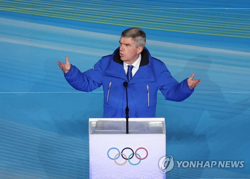 지난 2월 2022 베이징 겨울올림픽 폐회식에서 발언하는 토마스 바흐 IOC 위원장. 일본은  'IOC President'를 국제올림픽위원회 회장으로 표현한다. [연합뉴스 자료사진]