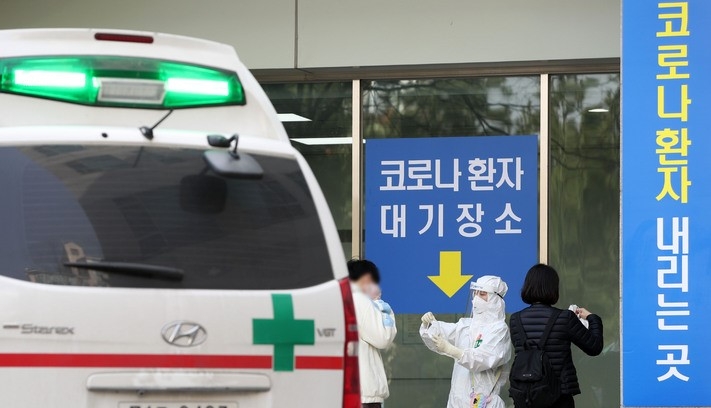 서울 은평구 서울시립서북병원에서 의료진들이 코로나19 환자를 안내하고 있다.