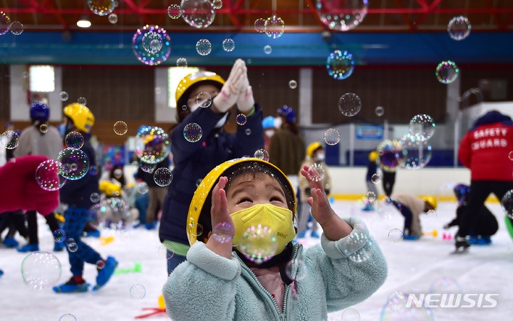 어린이 날인 5일 대구 북구 대구실내빙상장을 찾은 어린이들이 비눗방울 놀이를 하고 있다.