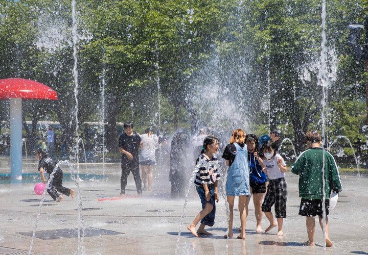어린이날인 지난 5일 전남 구례군 서시천체육공원에서 아이들이 물놀이를 하며 즐거워 하고 있다. (사진=구례군청 제공)