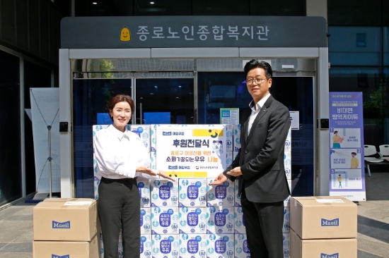 종로노인종합복지관 제품을 전달하는 모습 (좌측부터 종로노인종합복지관 이해경 부장, 매일유업 고정수 홍보본부장)