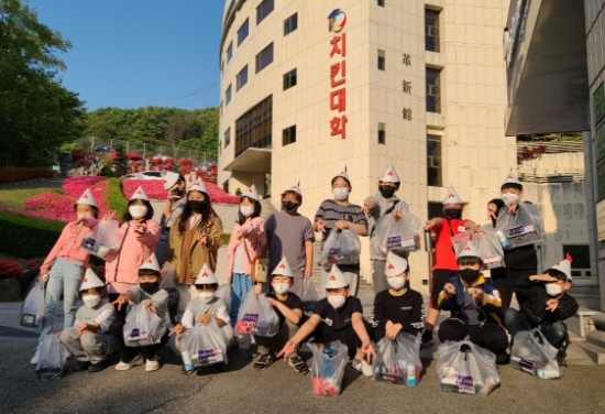 창전 청소년문화의집 학생들이 치킨캠프를 마치고 기념사진을 촬영하고 있다