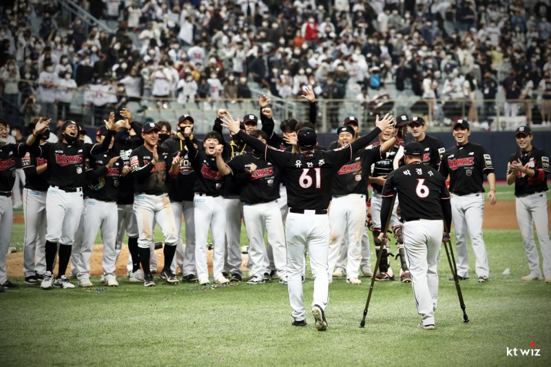 지난해 kt 위즈의 통합 우승 광경