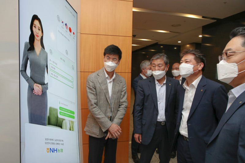 조소행 농협 상호금융대표이사(오른쪽 두 번째)는 AI사이니지를 활용한 AI휴먼 서비스 시연을 살펴보고 있다./사진 제공 = 농협