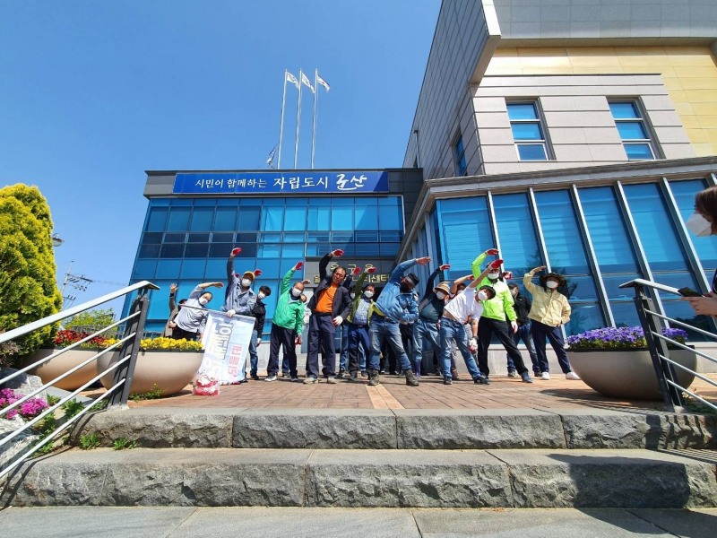 군산시 옥구읍은 환경정비를 위해 플로깅 캠페인을 펼쳤다. (사진제공 = 군산시)