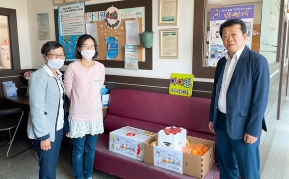 정읍시 시기동 지역사회보장협의체는 저소득층 가정과 아동복지시설에 선물을 전달했다. (사진제공 = 정읍시)