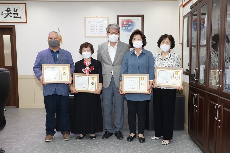 정읍시는 제50회 어버이날을 맞아 6일 지역사회와 이웃에 귀감이 되는 효행자와 장한 어버이 4명을 선정해 표창장을 전달했다. (사진제공 = 정읍시)