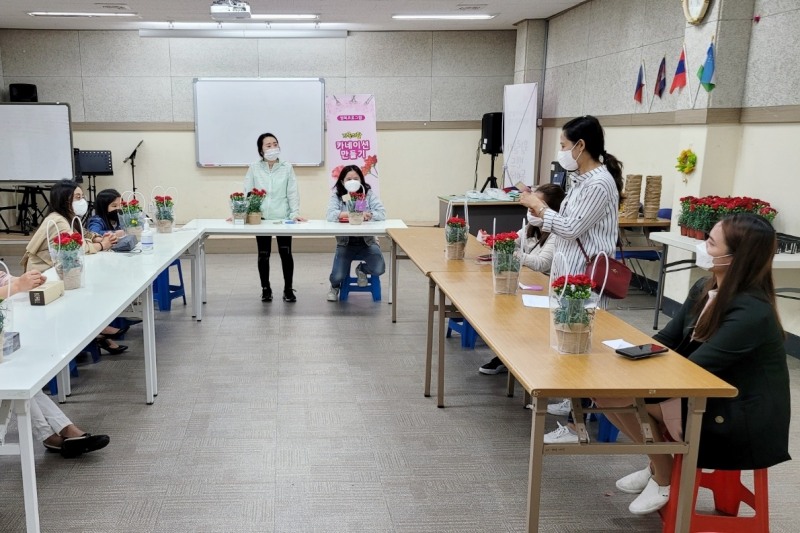 지난 6일 진행된 사랑의 카네이션 화분 심기 행사 모습 (사진제공 = 정읍시)