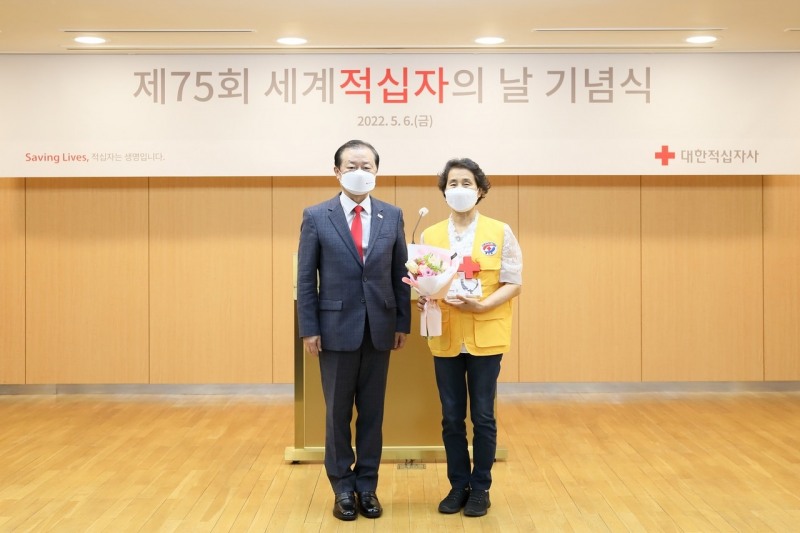 (왼쪽 신희영 대한적십자사 회장, 오른쪽 채봉덕 봉사원)/ 사진 제공 = 대한적십자사