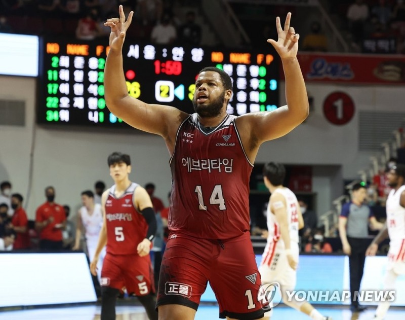 (안양=연합뉴스) 6일 경기도 안양실내체육관에서 열린 프로농구 챔피언결정전 3차전 안양 KGC 인삼공사와 서울 SK 나이츠의 경기. 3점 슛을 성공시킨 KGC 스펠맨이 기뻐하고 있다.