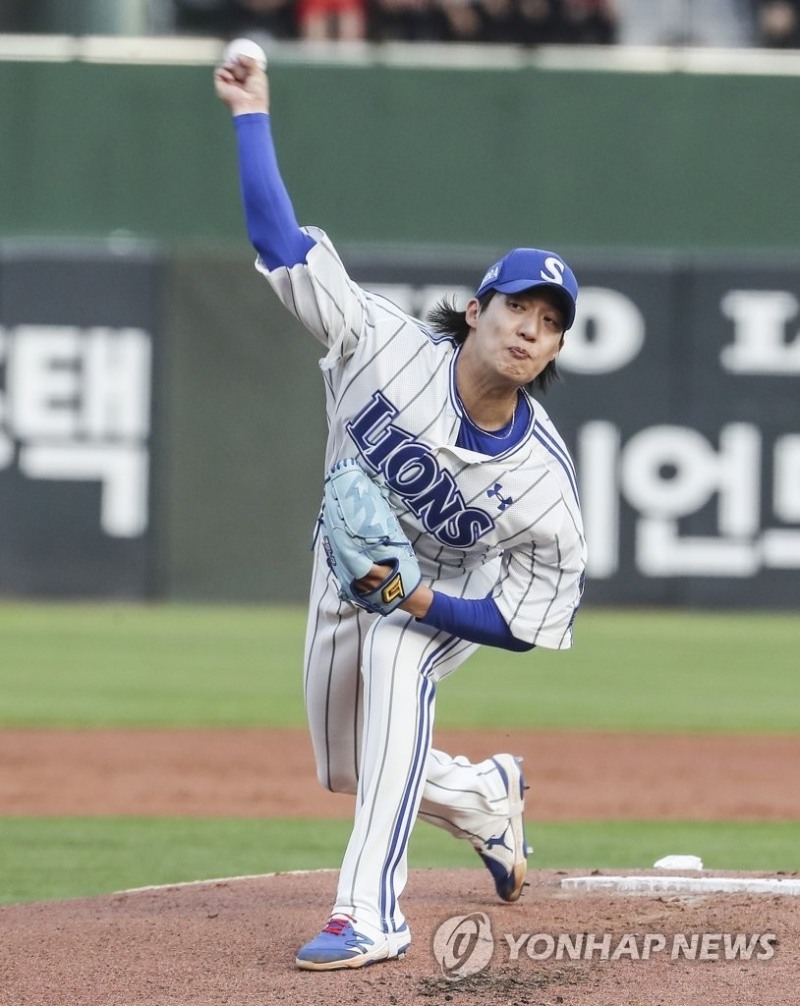 (부산=연합뉴스) 6일 부산 사직구장에서 열린 프로야구 삼성 라이온즈와 롯데 자이언츠의 경기. 1회 말 삼성 선발투수 원태인이 역투하고 있다.