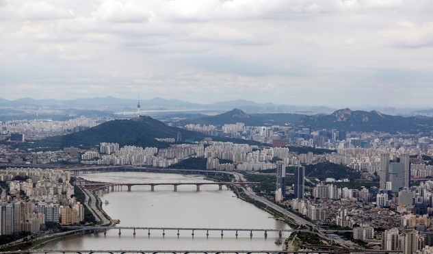 지난 2020년 7월26일 서울 도심 하늘에 구름이 끼어 있다.