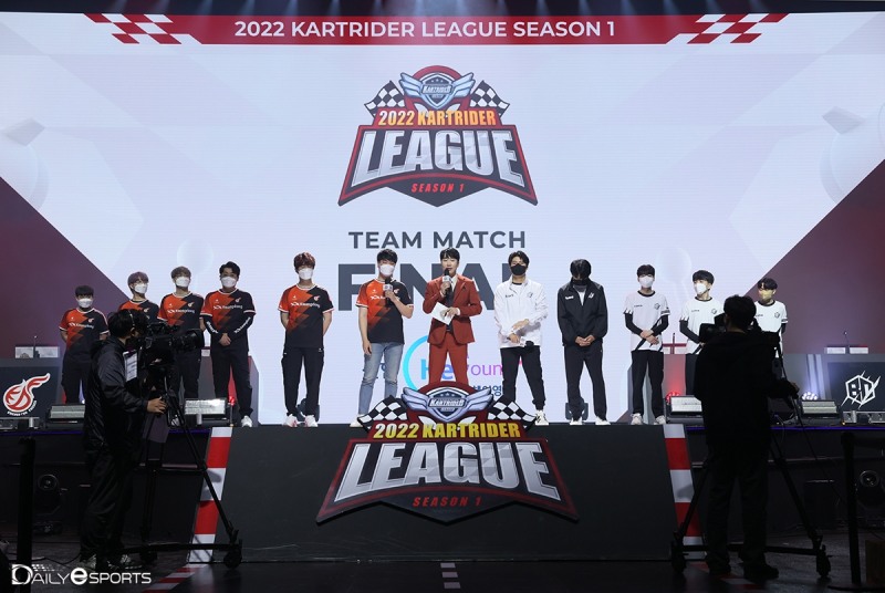 2022 카트라이더 리그 시즌1 결승 무대서 맞붙은 광동 프릭스(왼쪽)와 DFI 블레이즈.