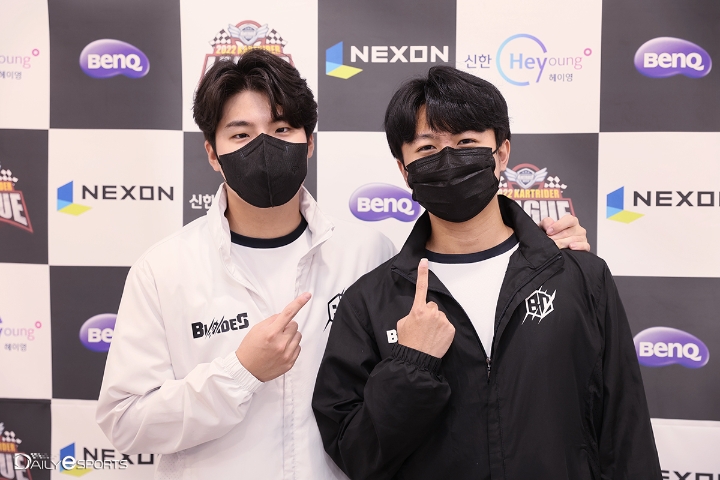 사진=블레이즈의 문호준 감독과 최영훈 주장.