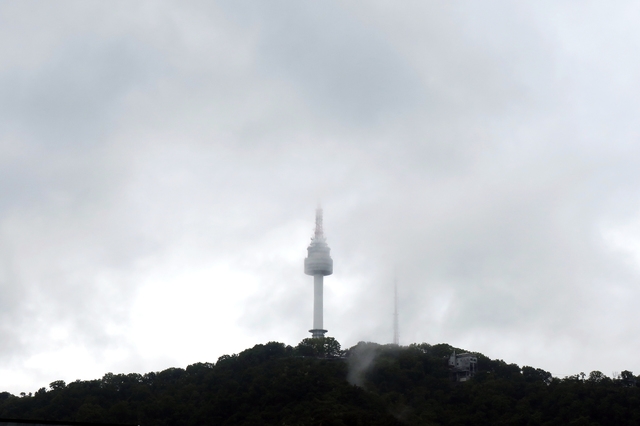 비 구름대 영향으로 오후까지 전국에 산발적으로 빗방울이 떨어질 것으로 예상되는 지난해 5월17일 서울 남산 서울타워가 안개로 덮혀있다.