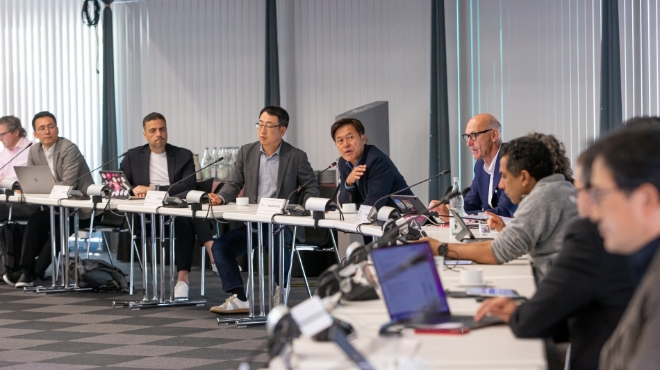 SK스퀘어, SKT, 도이치텔레콤 주요 경영진들이 독일 도이치텔레콤 본사에서 만나 글로벌 ICT 사업 협력을 논의하였다. 사진은 SK스퀘어 박정호 부회장(가운데)이 두 회사 경영진들과 의견을 나누는 모습