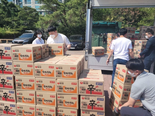 골든크라운 대구카지노 임직원들이 대구 범어동 수성구민운동장에서 기부물품을 전달한 후 기념촬영을 하고 있다.