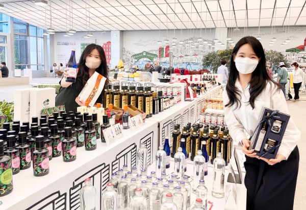 8일 오전, 서울 양천구 현대백화점 목동점에서 직원들이 '하이스트리트 이탈리아' 대표 상품을 소개하고 있다.