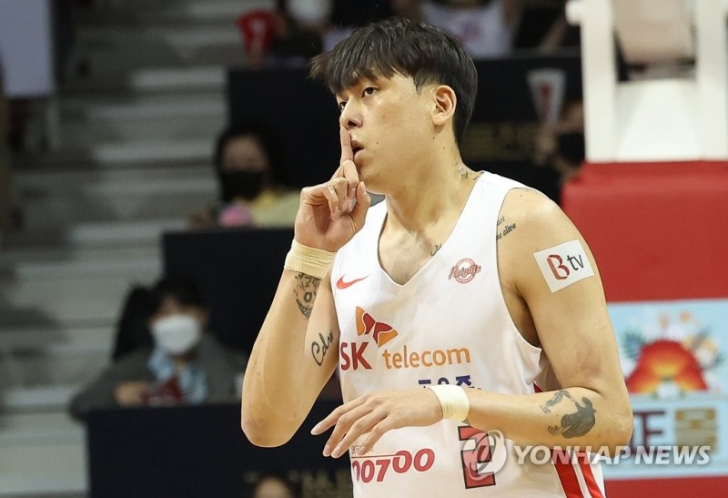 (안양=연합뉴스) 8일 경기도 안양실내체육관에서 열린 프로농구 챔피언결정전 4차전 안양 KGC 인삼공사와 서울 SK 나이츠의 경기. 득점을 올린 SK 최준용이 세리머니를 하고 있다.