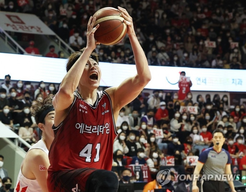 (안양=연합뉴스) 8일 경기도 안양실내체육관에서 열린 프로농구 챔피언결정전 4차전 안양 KGC 인삼공사와 서울 SK 나이츠의 경기. KGC 오세근이 슛을 하고 있다.