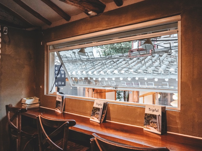 서울 속 완주 '불(不) 완전한 주말’ 팝업스토어와 함께한 여행가이드북 '트립풀완주’도 볼 수 있다. / 사진=이지앤북스