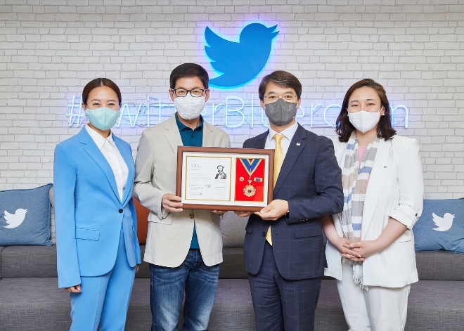 대한적십자사(회장 신희영)는 온라인을 통한 기부문화 확산에 기여한 공으로 트위터코리아(대표 신창섭)에 적십자회원유공장 명예장을 수여했다. (사진 왼쪽부터 김가연 트위터 코리아 상무, 신창섭 트위터 코리아 대표, 이재승 대한적십자사 모금전략본부장, 김옥희 대한적십자사 홍보팀장)