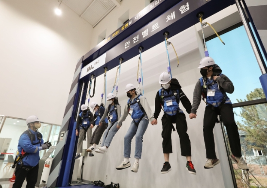 DL이앤씨 신입사원들이 안전체험학교에서 안전교육을 받고 있다.