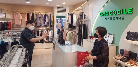 패션그룹형지 최준호 사장이 전국 매장을 방문하며 현장경영을 펼치고 있다(왼쪽).