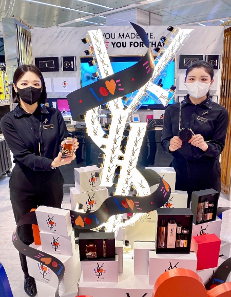 9일 오전, 서울 강남구 현대백화점 무역센터점 1층 '리브르 포디움 팝업스토어'에서 직원들이 대표 상품을 소개하고 있다.
