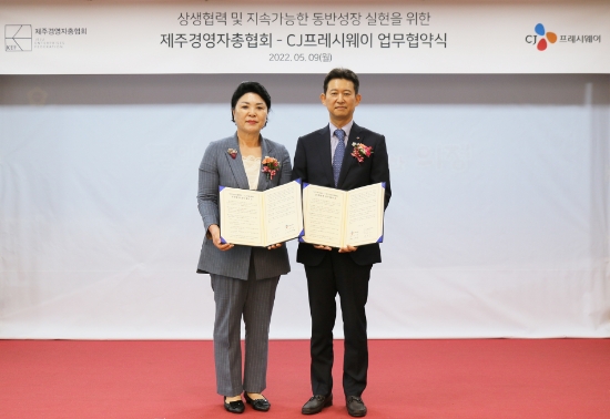 오늘 9일, 제주시 문연로에 위치한 제주특별자치도의회 도민카페에서 CJ프레시웨이 정성필 대표이사(오른쪽)와 제주경영자총협회 한봉심 회장(왼쪽)이 업무협약 체결 후 기념촬영을 하고 있다.