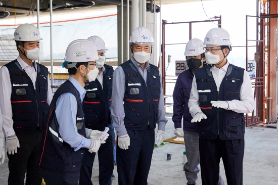 5월 9일(월) 권남주 캠코 사장(사진 오른쪽 첫 번째)이 ‘용사의 집 재건립 위탁개발사업’ 현장(서울시 용산구)에서 특별 안전점검을 실시하고 있다.