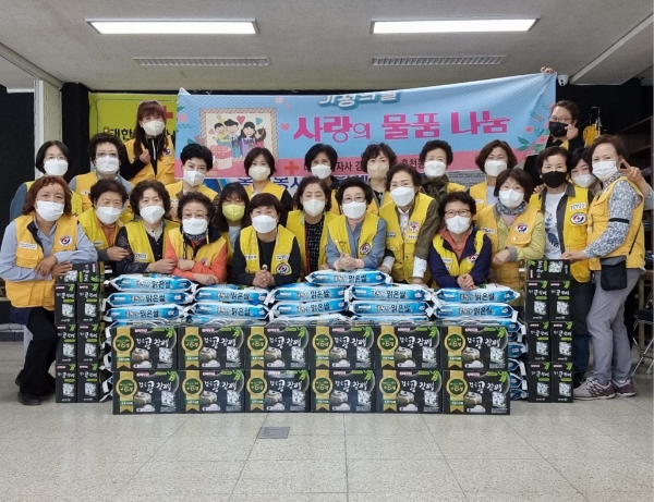 적십자사 홍천봉사회, 소외계층 50가구에 270만원 상당 사랑의 물품 전달