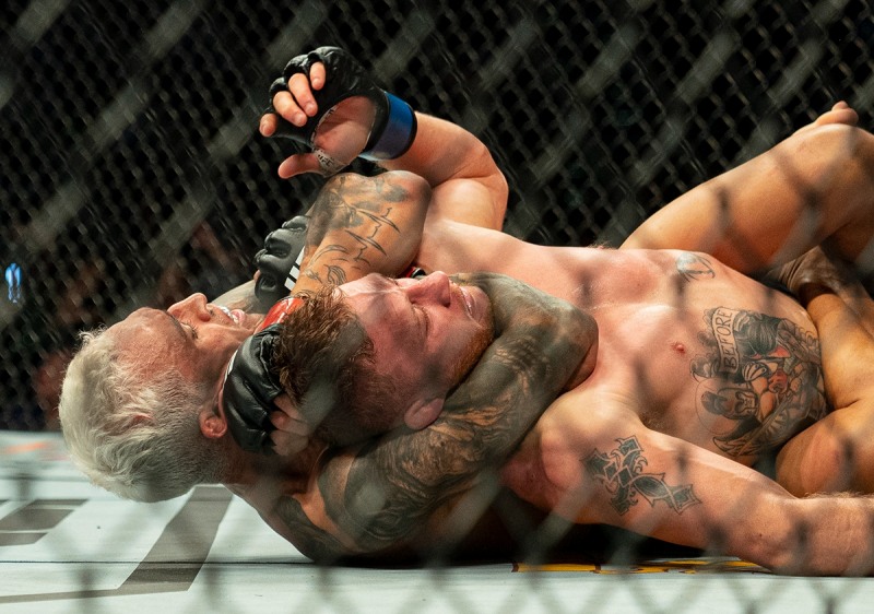 초크 공격으로 항복을 받아낸 올리베이라(사진출처=UFC)