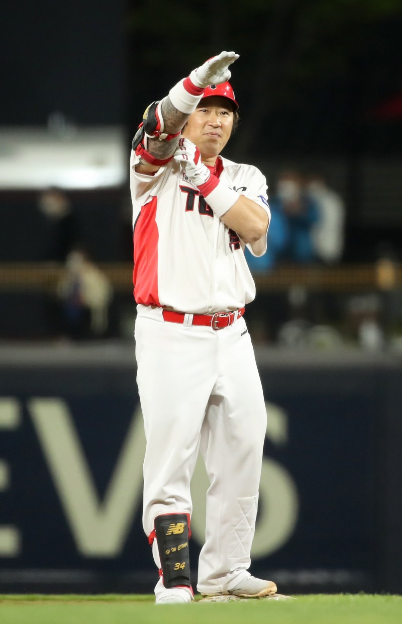 KIA 베테랑 최형우는 프로데뷔 처음으로 번트안타를 만들어 내 팀 타선을 일깨우는 촉매제 역할을 했다