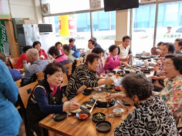 미스터LEE, 어버이날 어르신 50여명 대상 행복한 밥상 진행