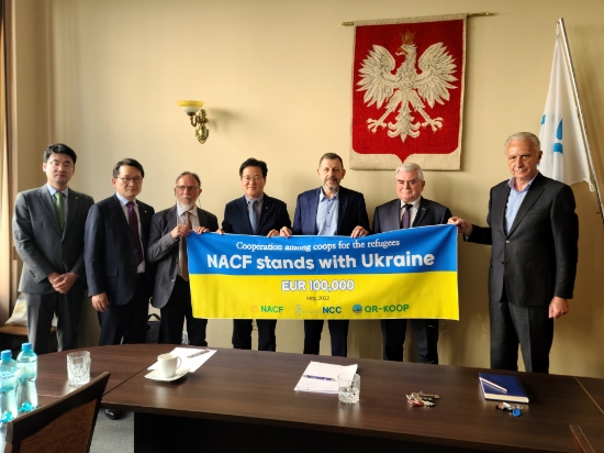 농협중앙회 이재식 부회장(사진 왼쪽에서 네 번째)이 현지시간 9일 폴란드 바르샤바를 방문하여 그로츠키 폴란드 협동조합위원회 회장(〃여섯번째)과 우크라이나 협동조합연맹 관계자 등을 만나 우크라이나 난민지원을 위한 10만유로 상당의 구호활동기금을 전달하고 위로의 뜻을 전했다.