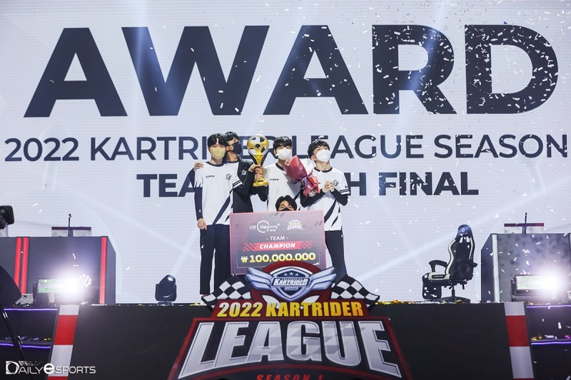 카트라이더 리그 2연속 우승 트로피를 든 블레이즈.