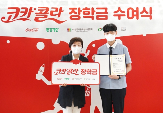 (좌측부터) 환경재단 이미경 대표와 유스 그린리더 장학생