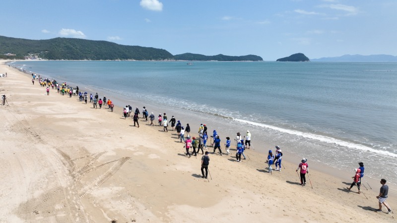 지난 7일 열린 노르딕워킹 대회 모습 (사진제공 = 완도군)
