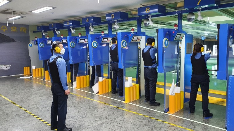 해양경찰교육원 실내사격장에서 경찰관 육상사격을 진행하고 있다. (사진제공 = 여수해양경찰서)
