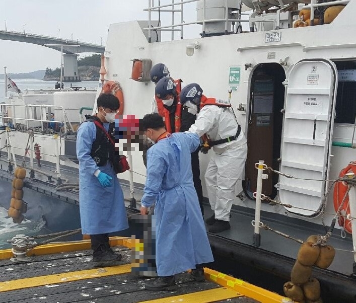 목포해경이 응급환자를 육지로 긴급 이송하고 있다. (사진제공 = 목포해양경찰서)