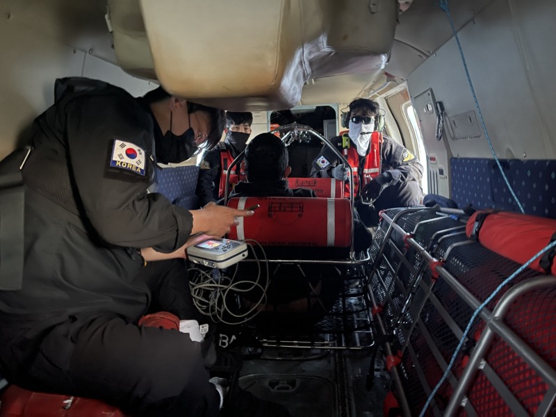 심장 통증을 호소한 외국적 선박의 20대 필리핀 선원을 헬기로 이송하고 있다. (사진제공 = 서해지방해양경찰청)