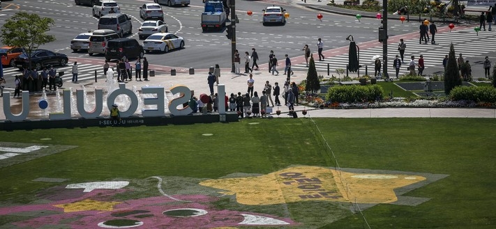 맑은 날씨를 보인 10일 서울 중구 서울광장에서 시민들이 이동하고 있다.