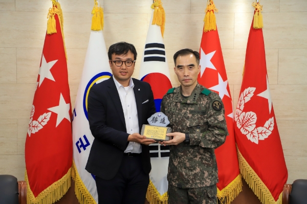 수제맥주 스타트업 더쎄를라잇브루잉 전동근 대표(좌측)와 육군 5군단 이규준 군단장이 지난 4일 육군 5군단에서 열린 기탁식에서 기념 촬영을 하고 있다.