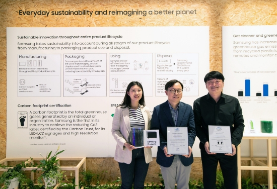 ISE 2022가 열리고 있는 스페인 바르셀로나 피라 그라 비아 전시장에서 삼성전자 영상디스플레이사업부 Enterprise 개발 이종포 상무(가운데)와 개발자들이 사이니지 제품 탄소 발자국 인증서와 제품에 활용되는 재생 플라스틱을 들고 있다. /사진 제공 = 삼성전자