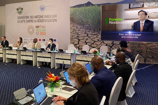 지난 10일 코트디부아르 아비장에서 열린 유엔사막화협약(UNCCD) 당사국총회(COP15)의 'Business for Land' 출범식에서 손태승 회장의 지지영상이 송출되고 있다.