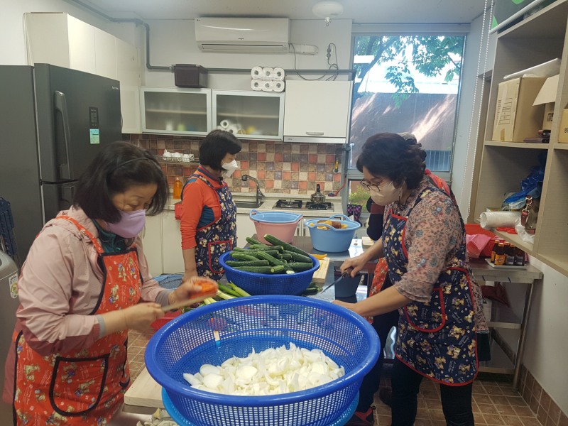 지난 11일 진행된 반찬 나눔 봉사 활동 모습 (사진제공 = 군산시)