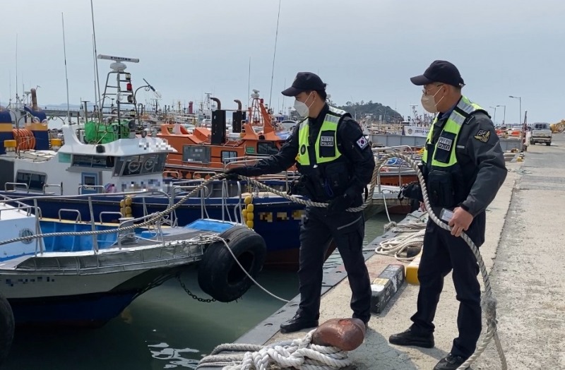 목포해경이 정박되어 있는 선박의 홋줄상태를 점검하고 있다. (사진제공 = 목포해양경찰서)